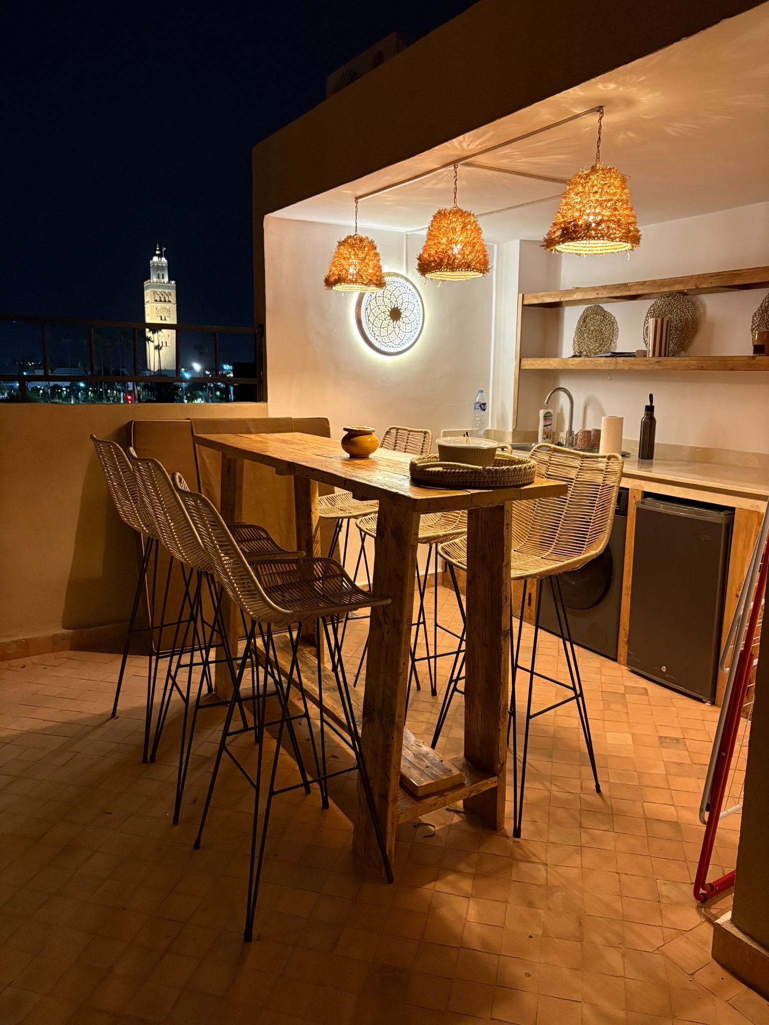 Toit-terrasse illuminé le soir avec la Koutoubia