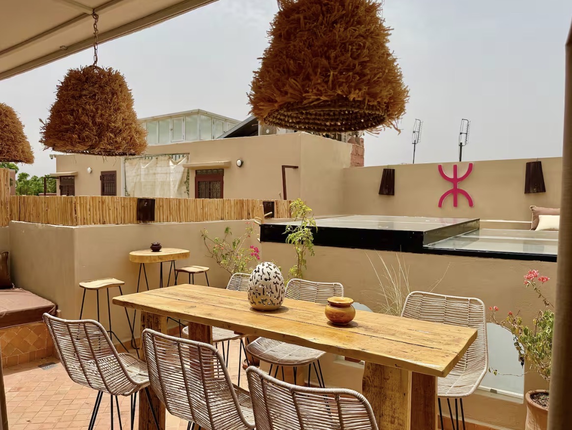 Grande table et cuisine extérieure du toit-terrasse